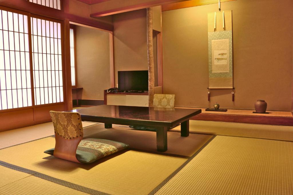 TV a/nebo společenská místnost v ubytování Tsutaya Ryokan