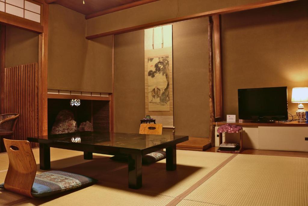 TV a/nebo společenská místnost v ubytování Tsutaya Ryokan