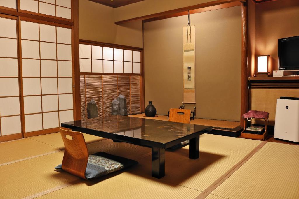 TV a/nebo společenská místnost v ubytování Tsutaya Ryokan
