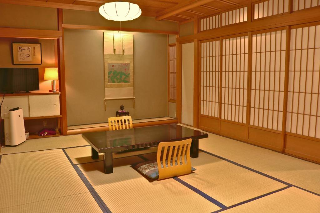 TV a/nebo společenská místnost v ubytování Tsutaya Ryokan