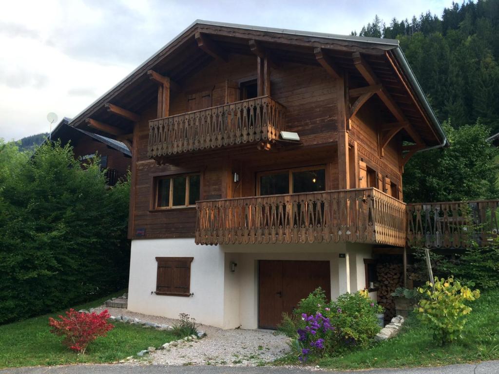 a large wooden house with a balcony at LATITUDE 47 in Châtel