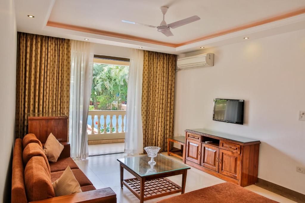 TV a/nebo společenská místnost v ubytování De Mandarin Beach Resort Suites & Villas, Candolim