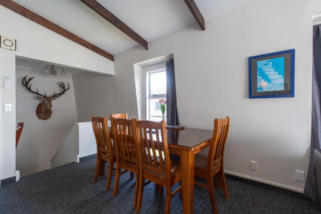 Lake Breeze Motel - Resim 43