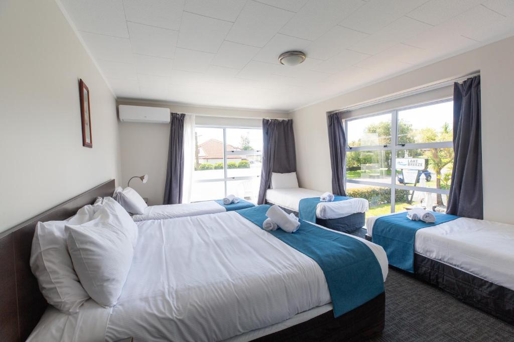 Postel nebo postele na pokoji v ubytování Lake Breeze Motel