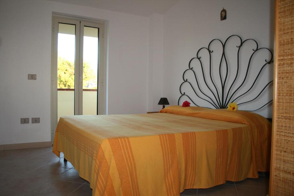 Dormitorio con cama grande y cabecero abstracto en Residenza Stefanelli, en Tropea