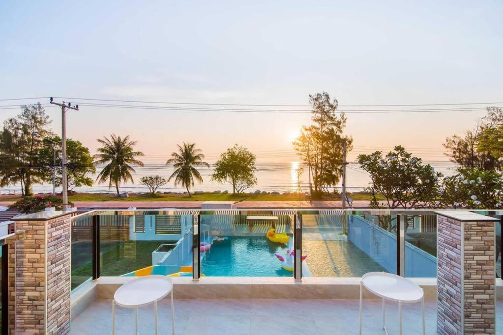 Bazén v ubytování Rim-Lay stay Poolvilla @Pranburi ปราณบุรี nebo v jeho okolí
