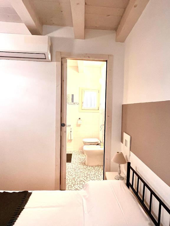Postel nebo postele na pokoji v ubytování RESIDENZA SERENA B&B -Centro Storico
