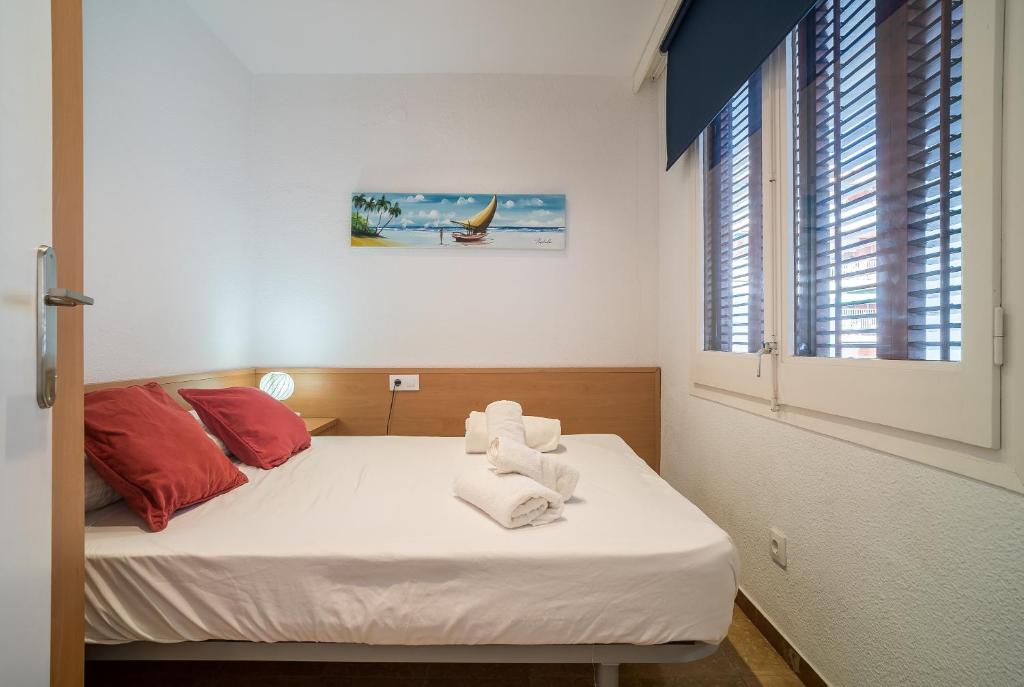 A bed or beds in a room at Canet beach 2