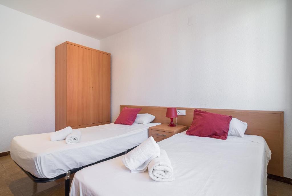 A bed or beds in a room at Canet beach 2