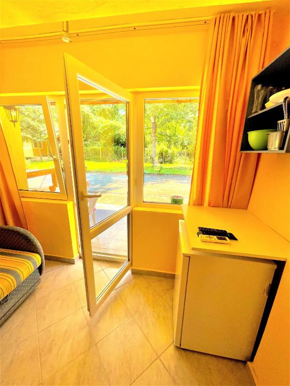 TV a/nebo společenská místnost v ubytování Pop Аrt Bungalows