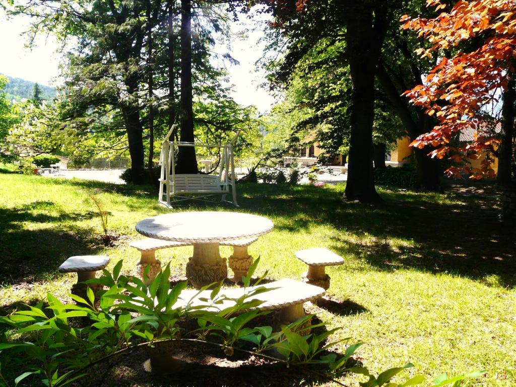 stół piknikowy na środku parku w obiekcie Hotel Le Mas Fleuri w mieście Vernet-les-Bains