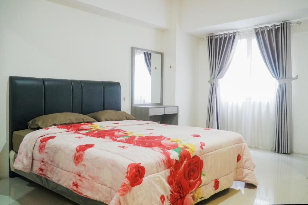 Postel nebo postele na pokoji v ubytování Bandara City Apartment Near Bandara Soekarno Hatta - Type Studio