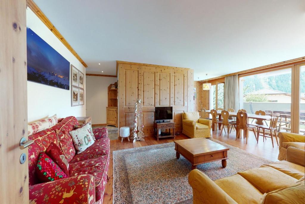 a living room with a couch and a table at Apartment Sur Puoz 1A in Samedan