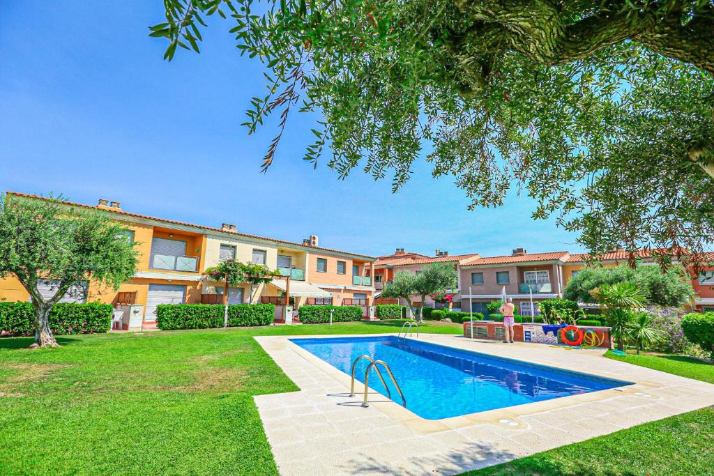 Bazén v ubytování LITORAL COSTA DORADA - TARONGERS 31 Only families nebo v jeho okolí