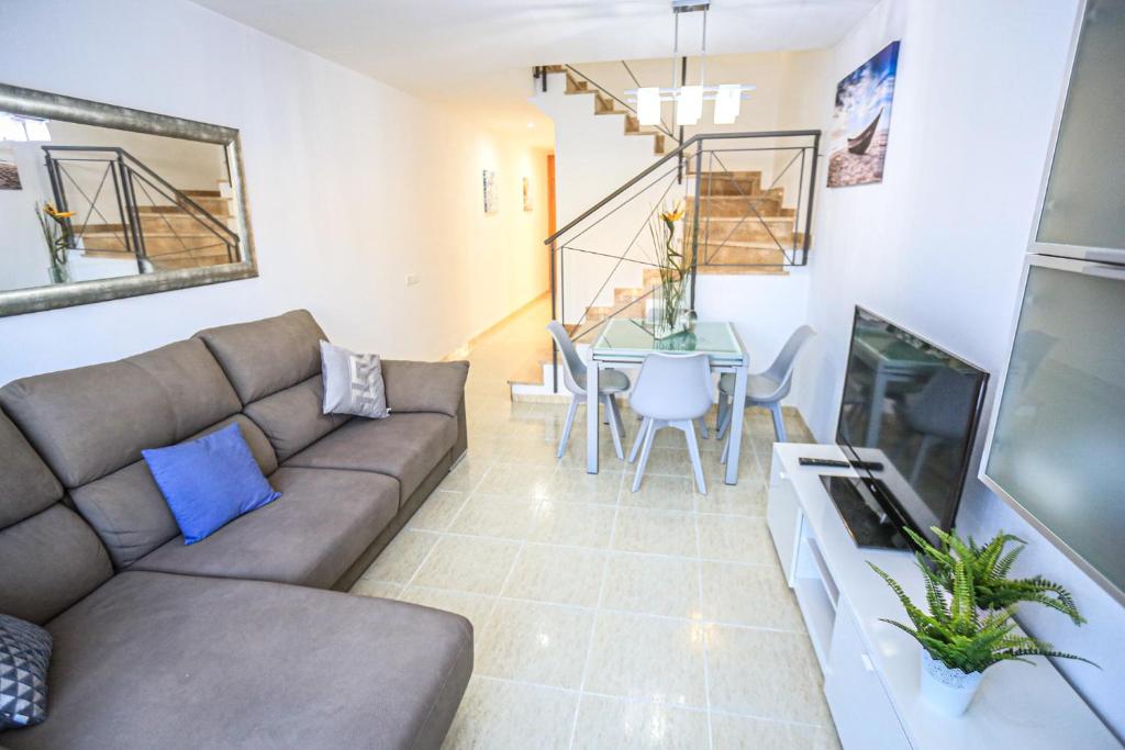 TV a/nebo společenská místnost v ubytování LITORAL COSTA DORADA - TARONGERS 31 Only families