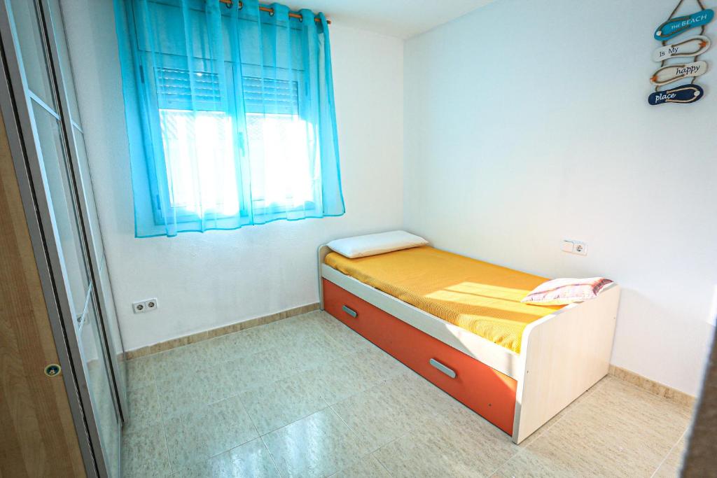 Postel nebo postele na pokoji v ubytování LITORAL COSTA DORADA - TARONGERS 31 Only families