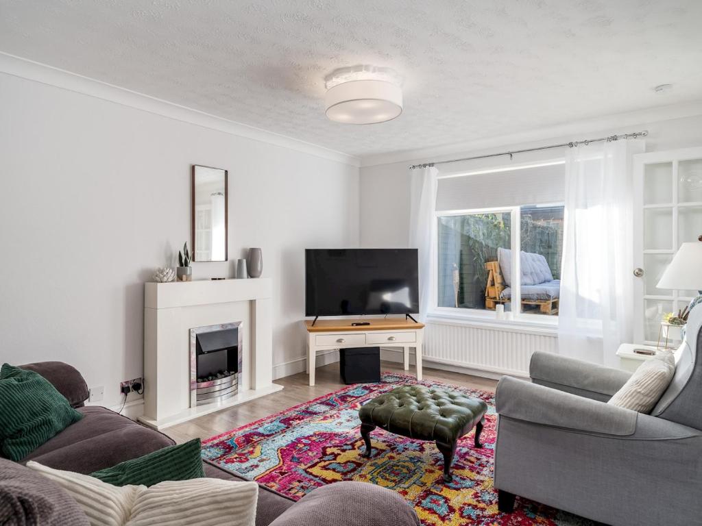 uma sala de estar com um sofá e uma televisão em Pass the Keys Stylish Cosy 3Bed Family Friendly Home in Hatfield em Hatfield