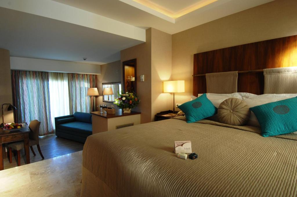 Postel nebo postele na pokoji v ubytování Marti Resort Deluxe Hotel