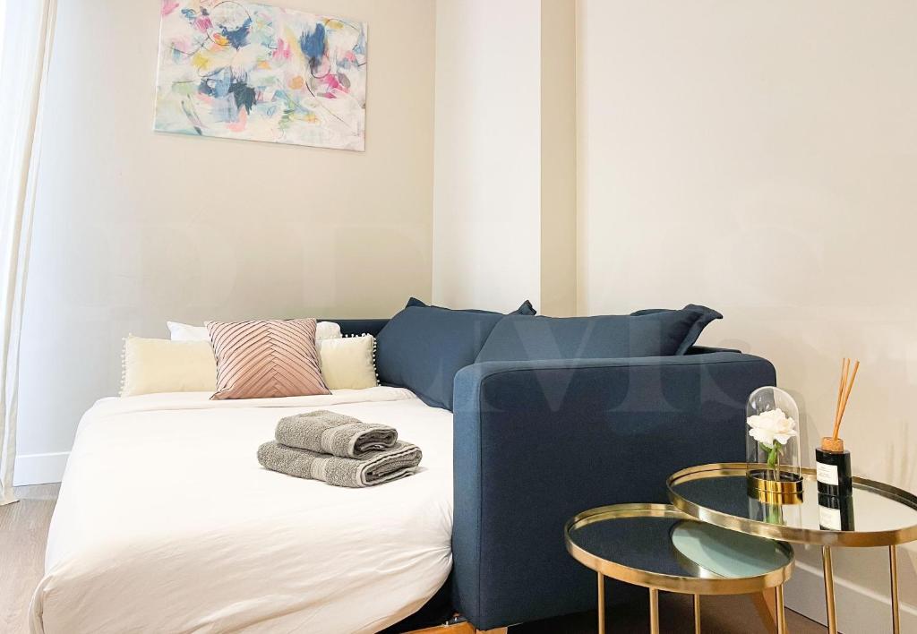 A bed or beds in a room at Cozy apartment with parking in the center by REMS