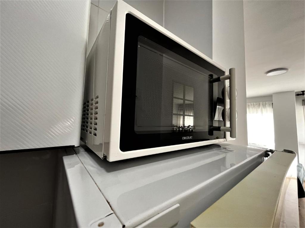 Kuchyňa alebo kuchynka v ubytovaní VER7 - ESTUDIO, Wifi, Fire Stick Amazon, Terraza, Vistas al mar, Piscina