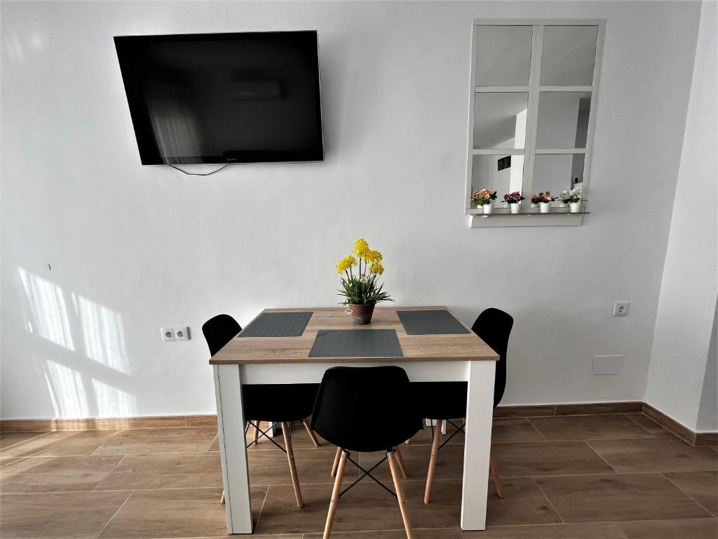 Televízia a/alebo spoločenská miestnosť v ubytovaní VER7 - ESTUDIO, Wifi, Fire Stick Amazon, Terraza, Vistas al mar, Piscina