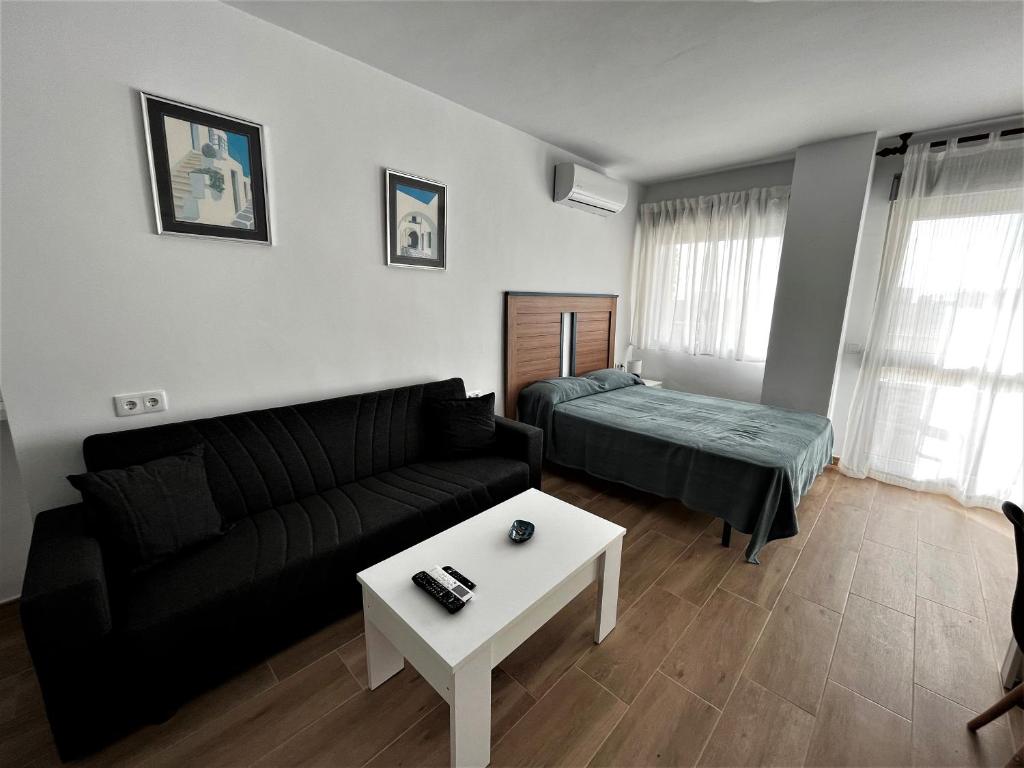 Posteľ alebo postele v izbe v ubytovaní VER7 - ESTUDIO, Wifi, Fire Stick Amazon, Terraza, Vistas al mar, Piscina