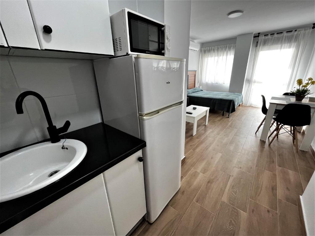 Kuchyňa alebo kuchynka v ubytovaní VER7 - ESTUDIO, Wifi, Fire Stick Amazon, Terraza, Vistas al mar, Piscina