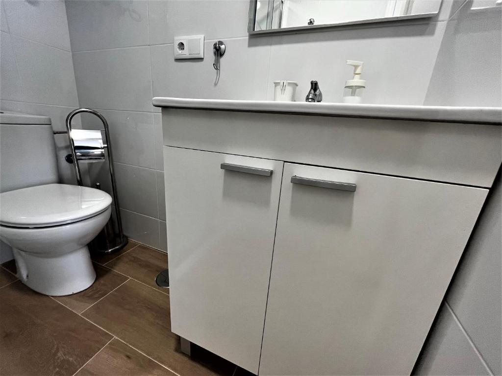 Kúpeľňa v ubytovaní VER7 - ESTUDIO, Wifi, Fire Stick Amazon, Terraza, Vistas al mar, Piscina