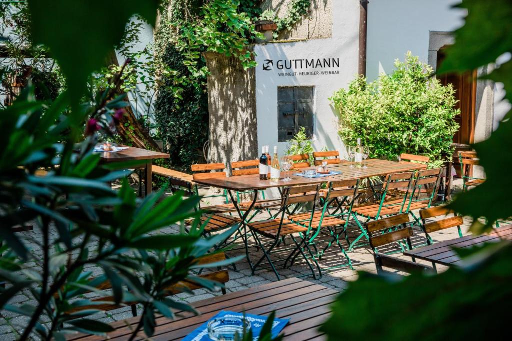 Restaurace v ubytování Weingut Guttmann - Apartment Schwalbennester