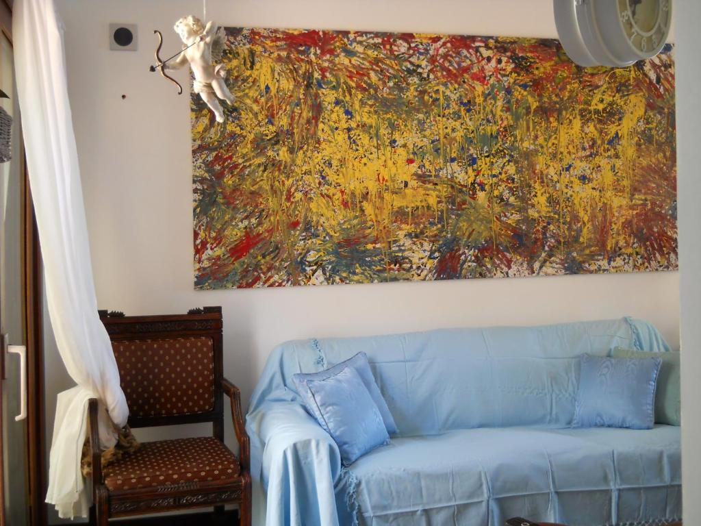 A seating area at Cottage on the Beach