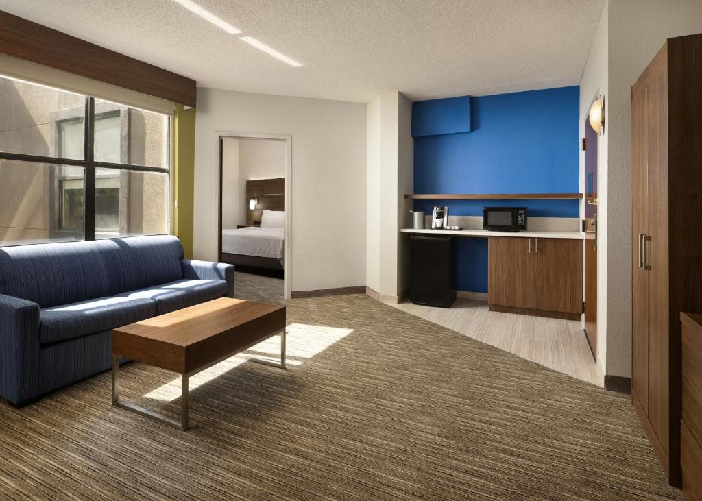 Holiday Inn Express Hotel & Suites Irving DFW Airport North, an IHG Hotel - 配有索法床的单卧室套房