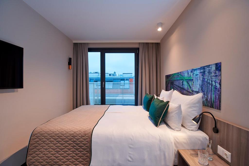 pokój hotelowy z łóżkiem i oknem w obiekcie Leonardo Hotel Vienna City West w Wiedniu