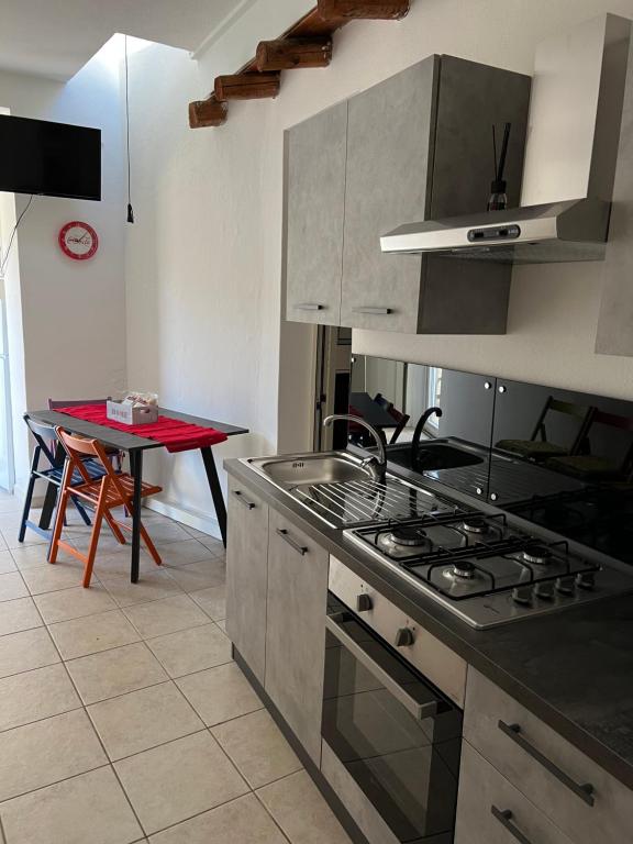 Η κουζίνα ή μικρή κουζίνα στο Vicol8 Casa Vacanze