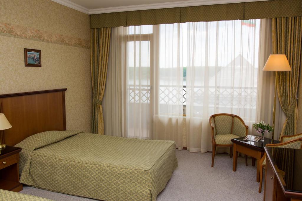 Postel nebo postele na pokoji v ubytování Drustar Hotel