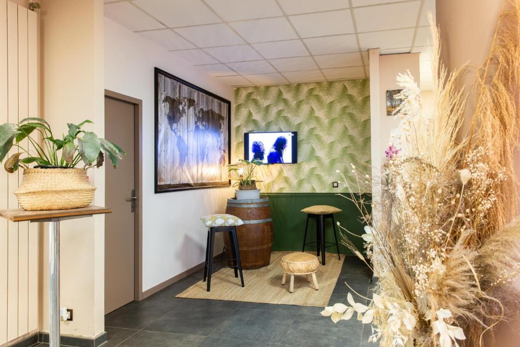 TV a/nebo společenská místnost v ubytování Auberge de jeunesse HI Bordeaux-Blanquefort - Ex Otellia
