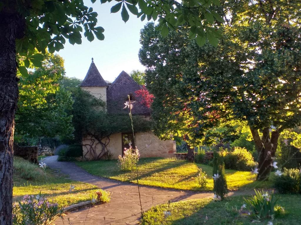 a house in the middle of a garden at Domaine du Fraysse L'Ermitage un coin de paradis in Saint-Cybranet