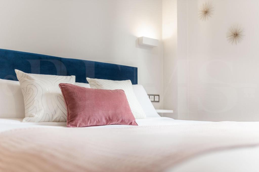 A bed or beds in a room at Cozy apartment with parking in the center by REMS