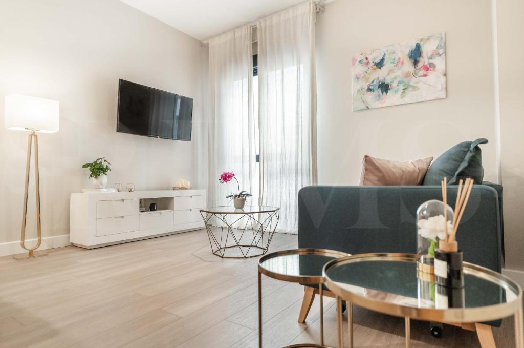 A television and/or entertainment centre at Cozy apartment with parking in the center by REMS