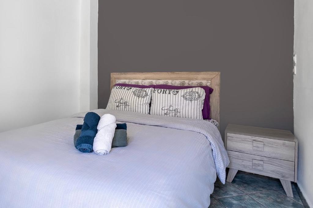 - une chambre avec un lit blanc et 2 oreillers dans l'établissement Beautiful apartment LA, à Larissa