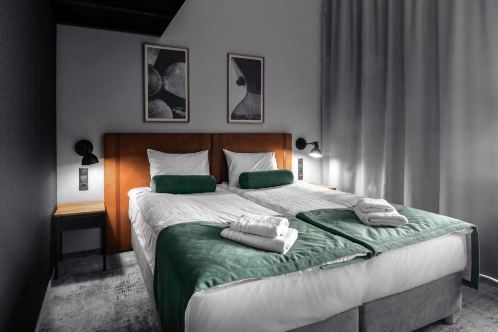 Postel nebo postele na pokoji v ubytování MONTOWNIA Lofts & Experience