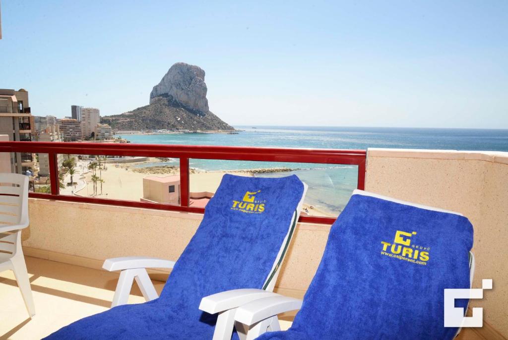 two chairs on a balcony with a view of the beach at Apartamento Amatista 29A - Grupo Turis in Calpe