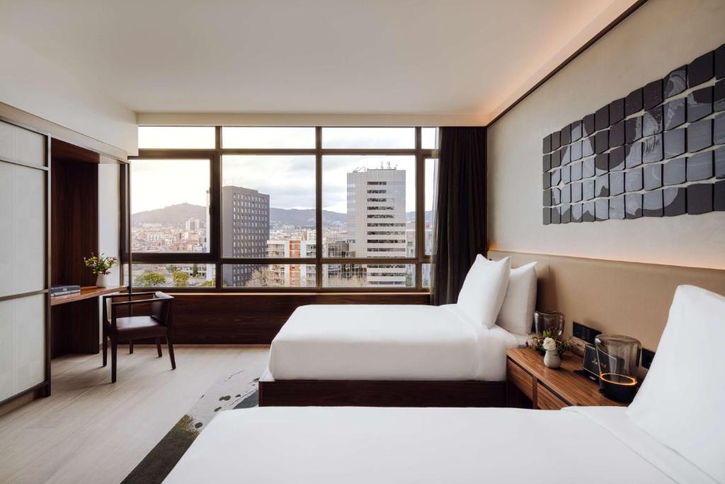 Postel nebo postele na pokoji v ubytování Nobu Hotel Barcelona