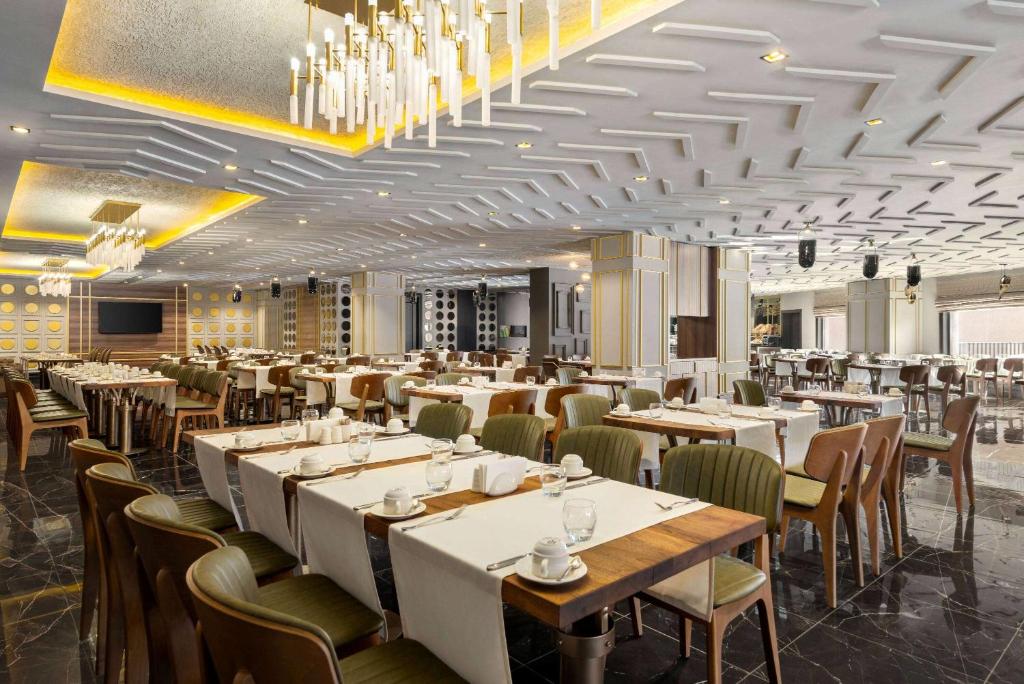 Restaurace v ubytování Ramada by Wyndham Erzurum