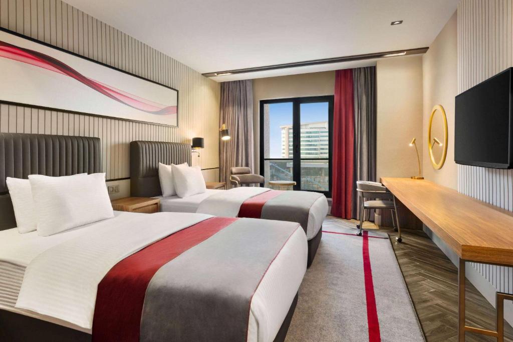 Postel nebo postele na pokoji v ubytování Ramada by Wyndham Erzurum