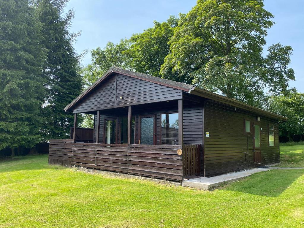 Zahrada ubytování Birch Lodge 17 with Hot Tub