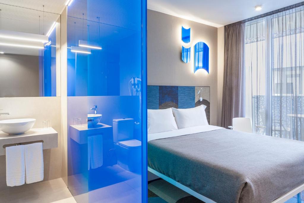 Cama o camas de una habitación en Hotel Macià Sevilla Kubb