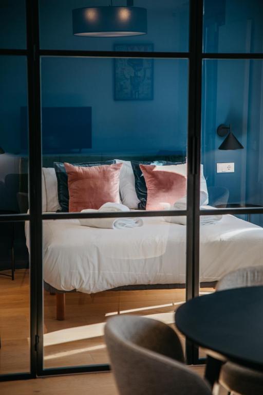 Postel nebo postele na pokoji v ubytování tuGuest Obispo Apartment