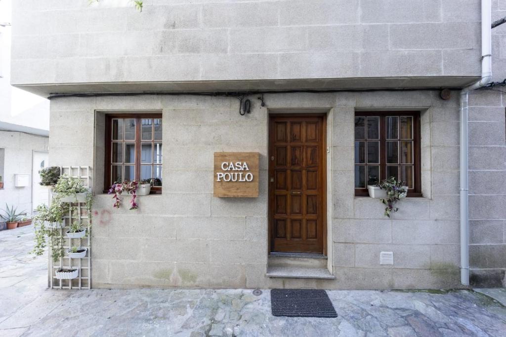 znak na boku budynku z znakiem odbudowy wyjścia w obiekcie Casa Poulo Padrón w mieście Padrón