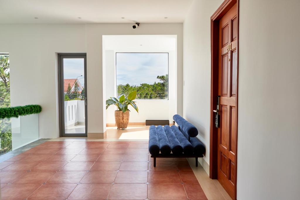Khu vực ghế ngồi tại California Hotel
