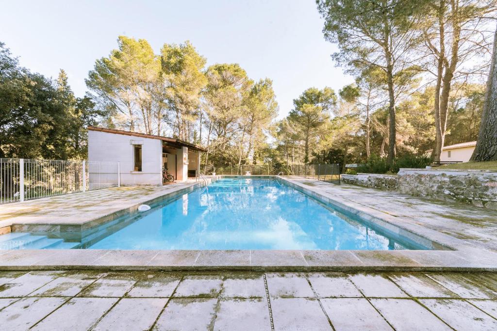 einen Pool im Hinterhof mit einem Haus in der Unterkunft Mas Frederi - Maison avec piscine pour 10 in Paradou